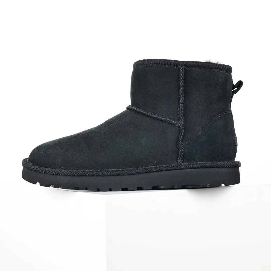 Pick up locally 💰520, core recommendation, good price, UGG Classic Mini mid-tube series, Xiaohongshu hot model, Henan Longfeng leather production, sheepskin and wool integration, top quality in the market, 2-3 cm cashmere insole, keeping warm in winter, suitable for home use. In the new year, uug launched a style series, which is partially biased towards the preferences of young consumers, and has also been at the forefront of fashion trends. Shoe body material, water-repellent coated suede upper 17mm UGGPURE™ implanted wool insole Lightweight non-slip comfortable rubber outsole With brand LOGO Trademark Comes with full packaging Size: 35 36 37 38 39 40